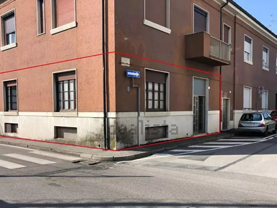 Immagine 1 di Negozio in vendita  in via Novara, N. 11 a Lissone