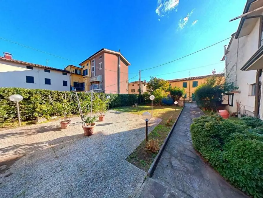 Immagine 12 di Negozio in vendita  in Via Pesciatina, N. 551 C a Lucca