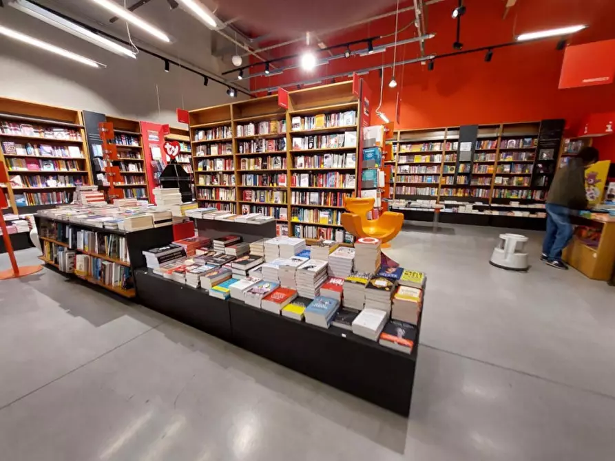 Immagine 1 di Negozio in vendita  in VIA EMILIA PARMENSE, N. 153 a Piacenza