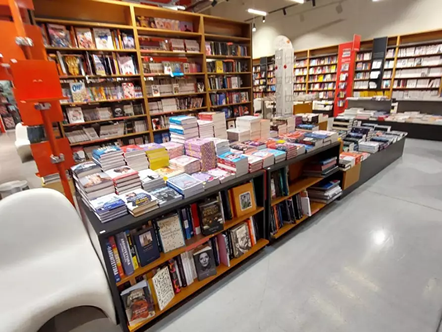 Immagine 2 di Negozio in vendita  in VIA EMILIA PARMENSE, N. 153 a Piacenza