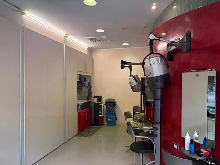 Immagine 8 di Negozio in vendita  in zona centrale a Faenza