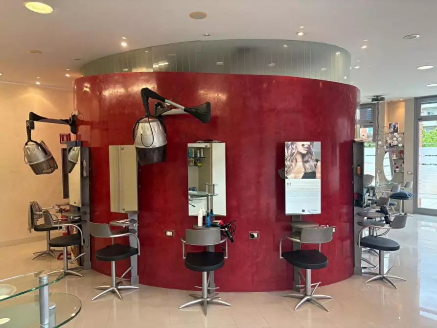 Immagine 1 di Negozio in vendita  in zona centrale a Faenza