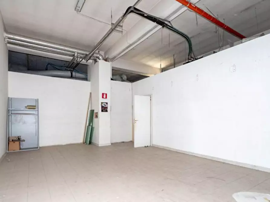 Immagine 8 di Negozio in vendita  in Via Nazionale delle Puglie, N. snc a Casalnuovo Di Napoli