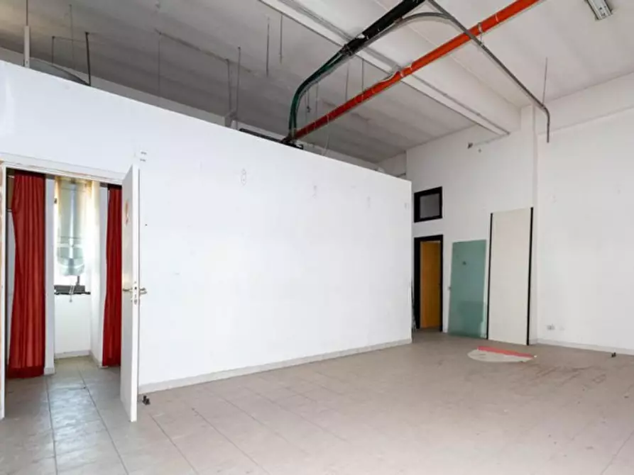 Immagine 9 di Negozio in vendita  in Via Nazionale delle Puglie, N. snc a Casalnuovo Di Napoli