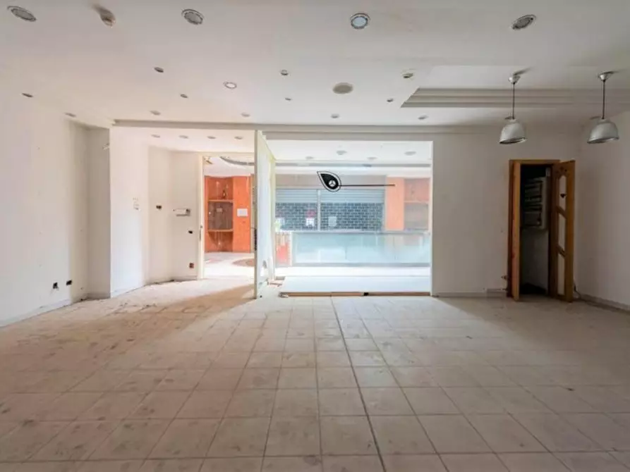Immagine 12 di Negozio in vendita  in Via Nazionale delle Puglie, N. snc a Casalnuovo Di Napoli