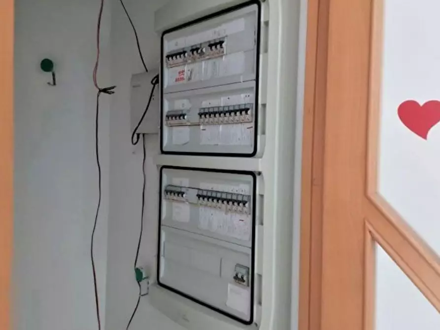 Immagine 13 di Negozio in vendita  in Via Nazionale delle Puglie, N. snc a Casalnuovo Di Napoli