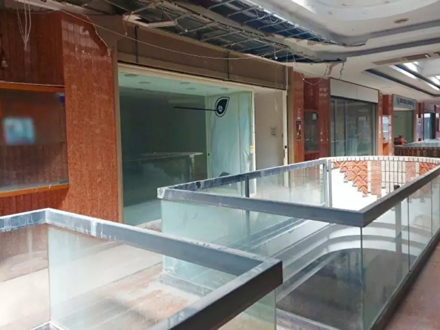 Immagine 14 di Negozio in vendita  in Via Nazionale delle Puglie, N. snc a Casalnuovo Di Napoli