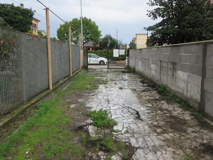 Immagine 10 di Attività commerciale in vendita  in Via Beniamino Gigli, N. 16 a Aprilia