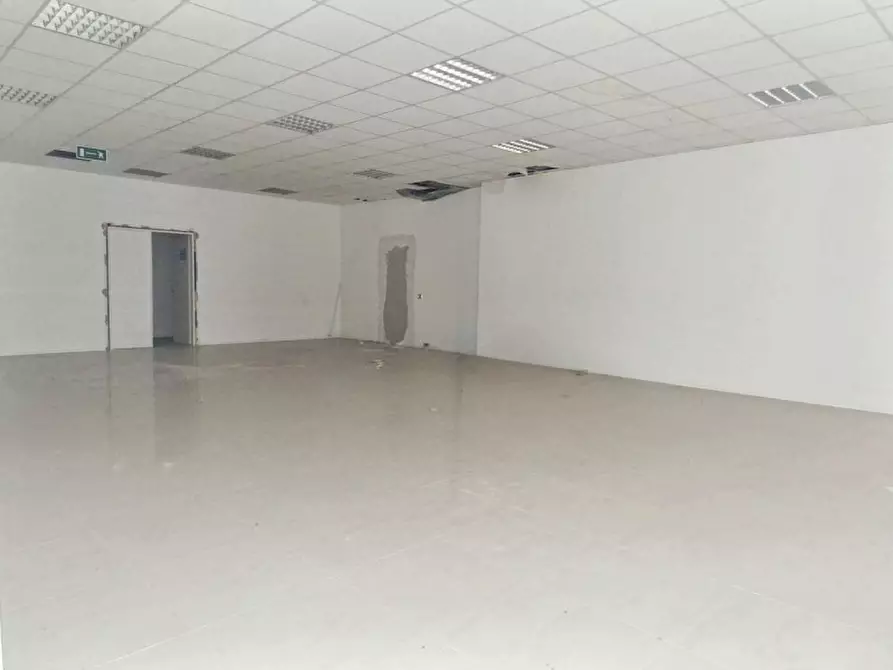 Immagine 9 di Negozio in vendita  in via Marconi, N. 2 a Bolzano Vicentino