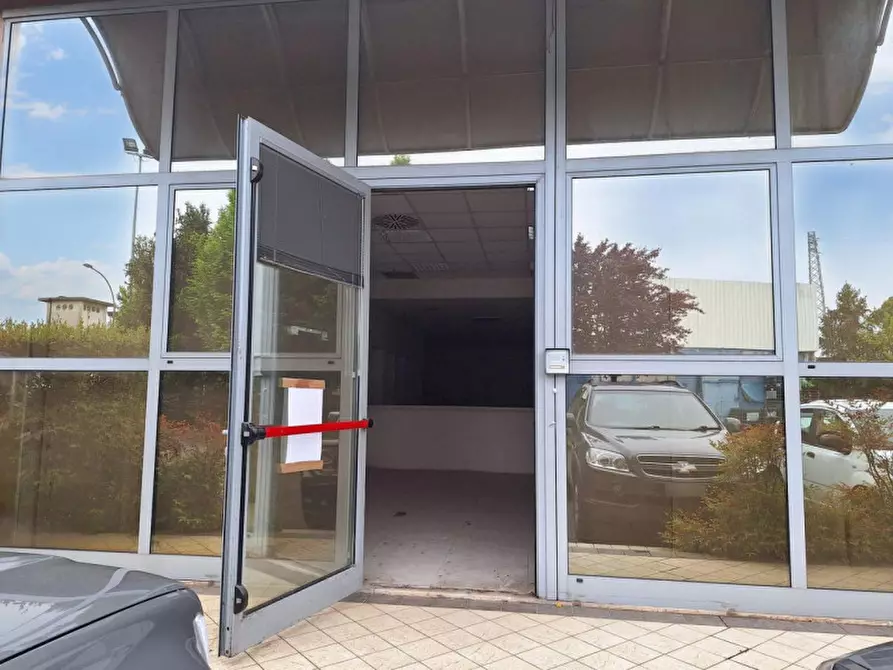 Immagine 13 di Negozio in vendita  in via Marconi, N. 2 a Bolzano Vicentino