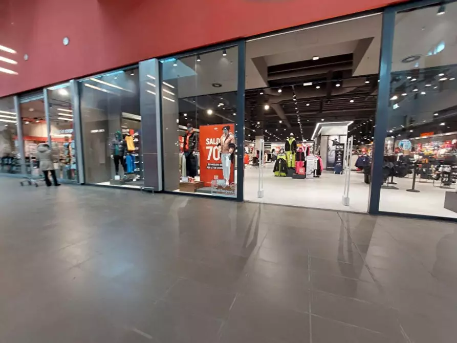 Immagine 1 di Negozio in vendita  in VIA EMILIA PARMENSE, N. 153 a Piacenza