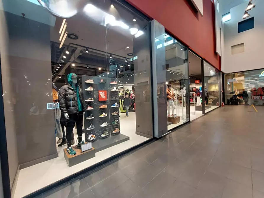 Immagine 2 di Negozio in vendita  in VIA EMILIA PARMENSE, N. 153 a Piacenza