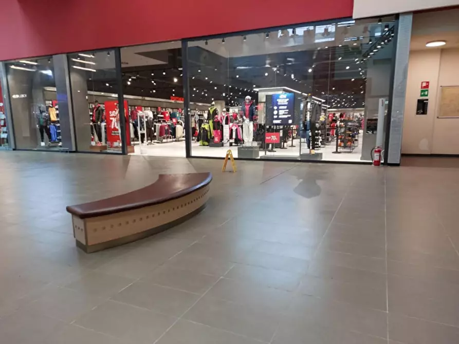 Immagine 3 di Negozio in vendita  in VIA EMILIA PARMENSE, N. 153 a Piacenza