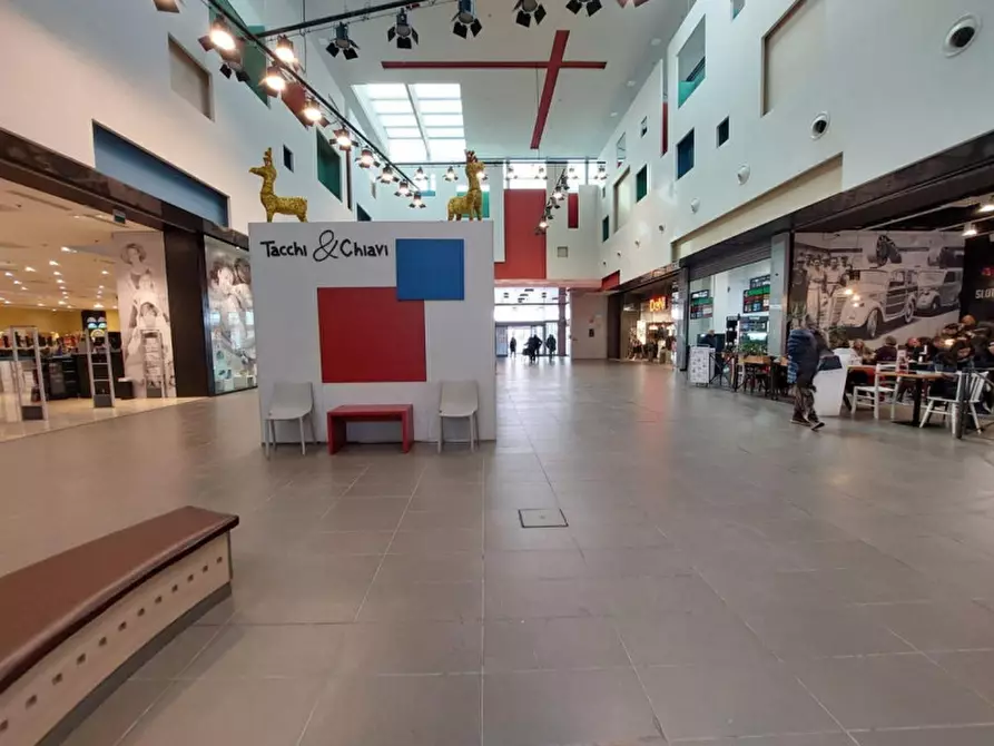 Immagine 14 di Negozio in vendita  in VIA EMILIA PARMENSE, N. 153 a Piacenza