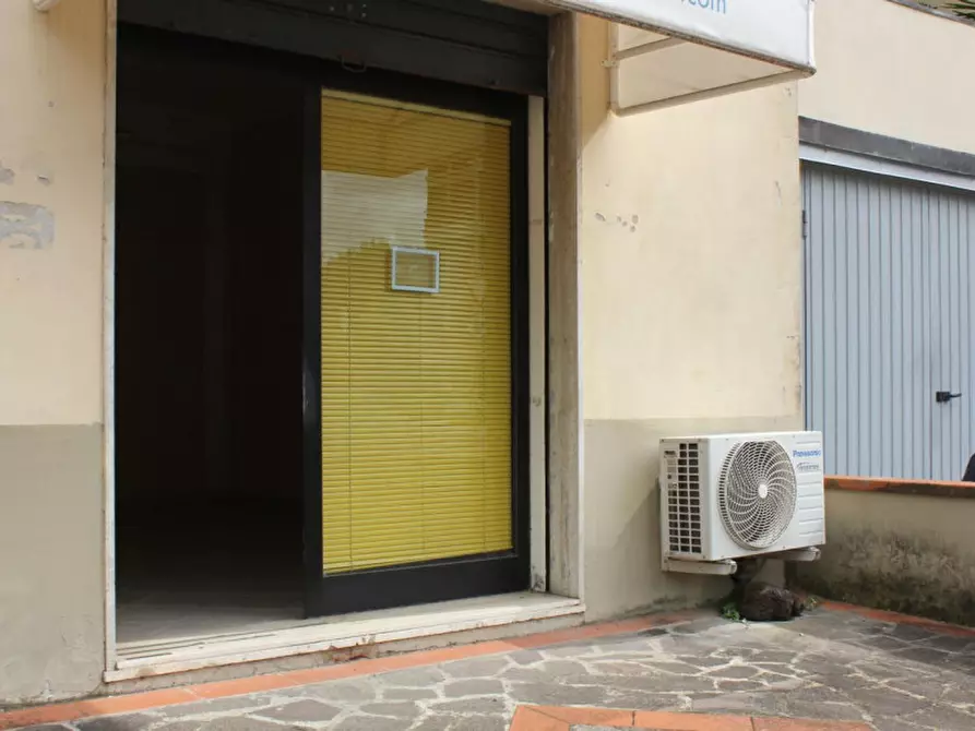 Immagine 1 di Negozio in vendita  in Via delle Olimpiadi, N. 4 a Pistoia