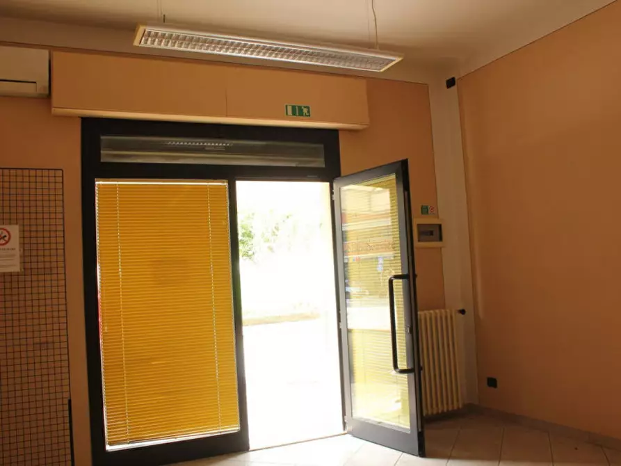 Immagine 4 di Negozio in vendita  in Via delle Olimpiadi, N. 4 a Pistoia