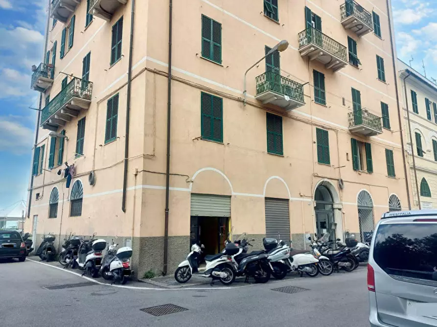 Immagine 1 di Negozio in vendita  in via Chiodo, N. 30 a Savona