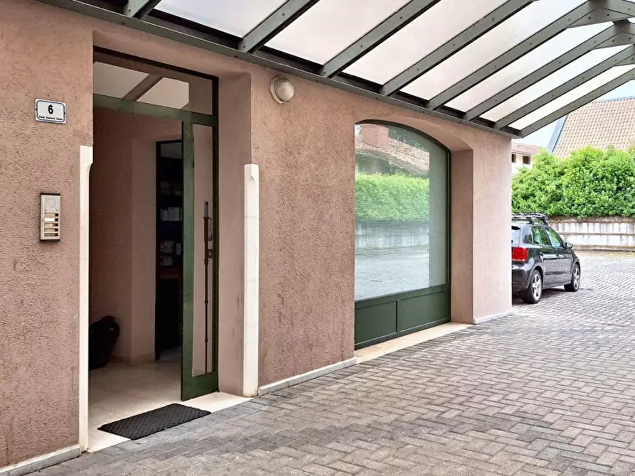 Immagine 1 di Negozio in vendita  in Viale Venezia Giulia, N. 6 a Cormons