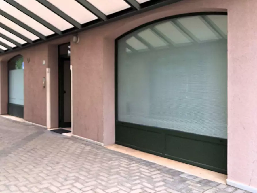 Immagine 2 di Negozio in vendita  in Viale Venezia Giulia, N. 6 a Cormons