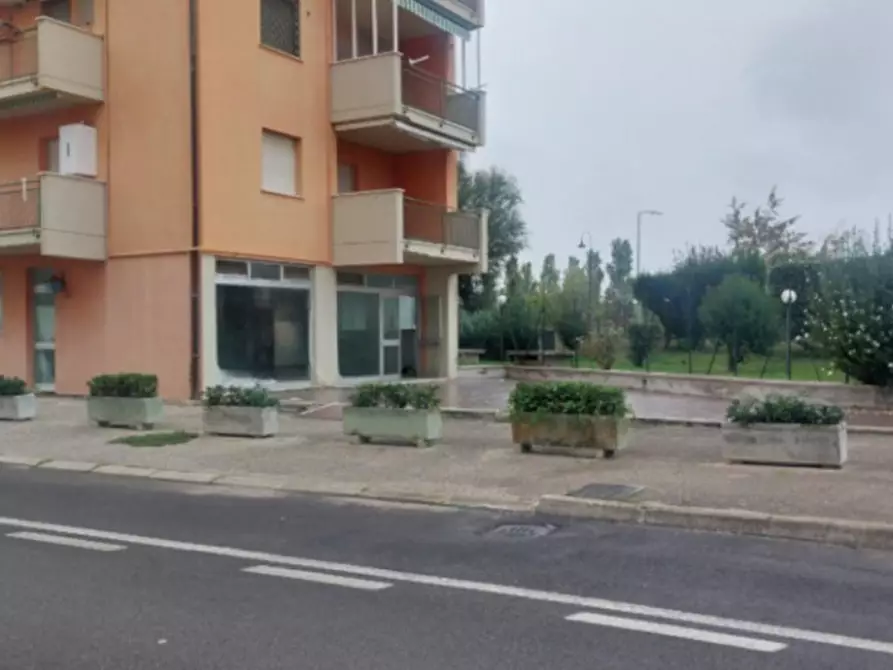 Immagine 2 di Negozio in vendita  in Via Cavour, N. 89 a Alba Adriatica