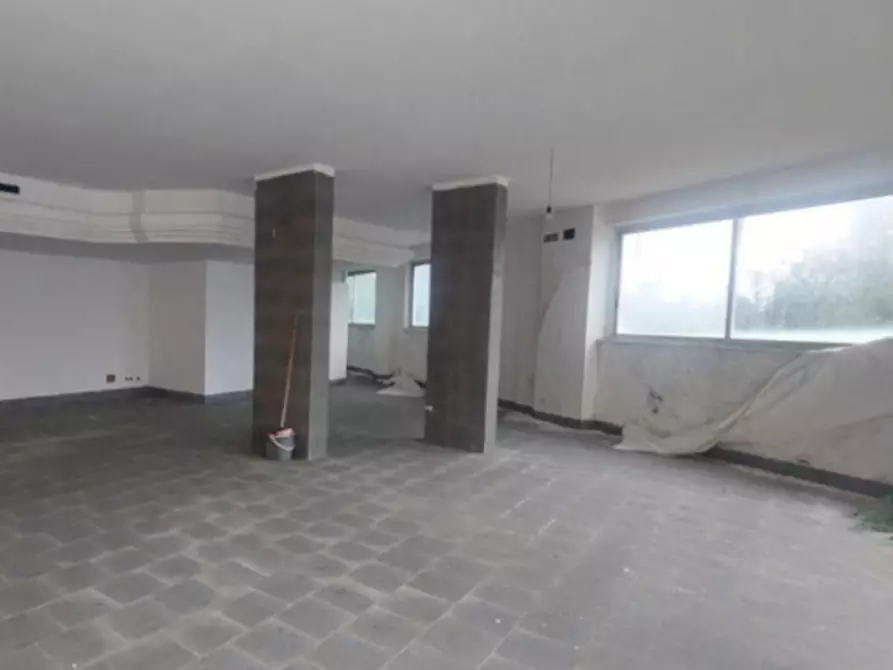 Immagine 5 di Negozio in vendita  in Via Cavour, N. 89 a Alba Adriatica