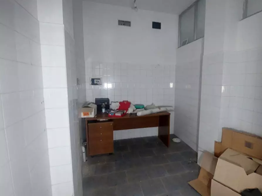 Immagine 7 di Negozio in vendita  in Via Cavour, N. 89 a Alba Adriatica