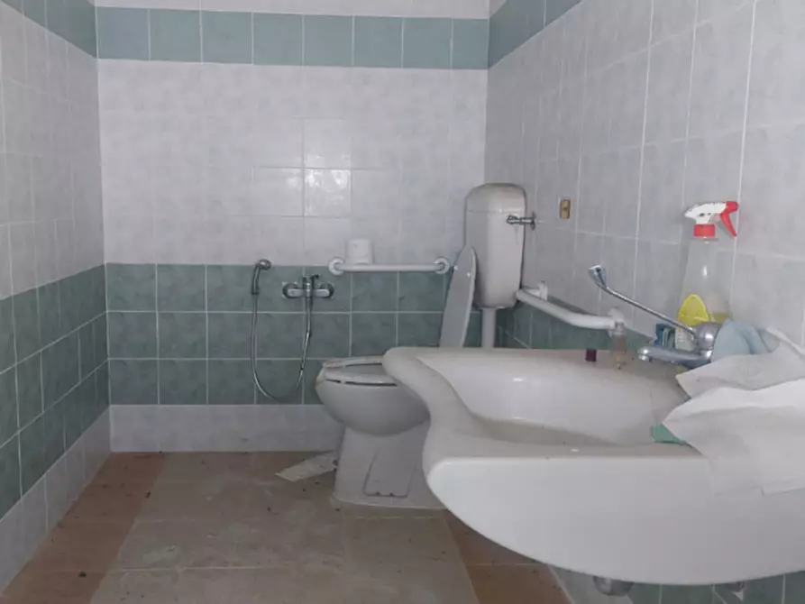 Immagine 8 di Negozio in vendita  in Via Cavour, N. 89 a Alba Adriatica