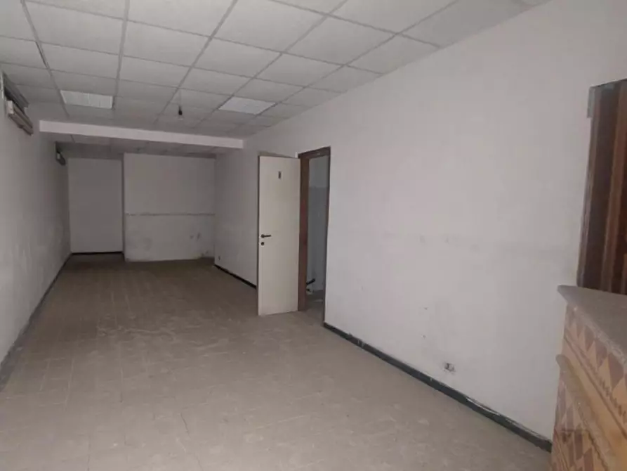 Immagine 10 di Negozio in vendita  in Via Cavour, N. 89 a Alba Adriatica