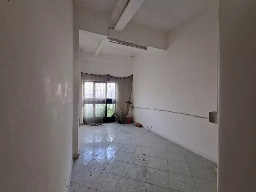 Immagine 2 di Negozio in vendita  in Via G. Pomponio Leto, N. 25/B a Salerno