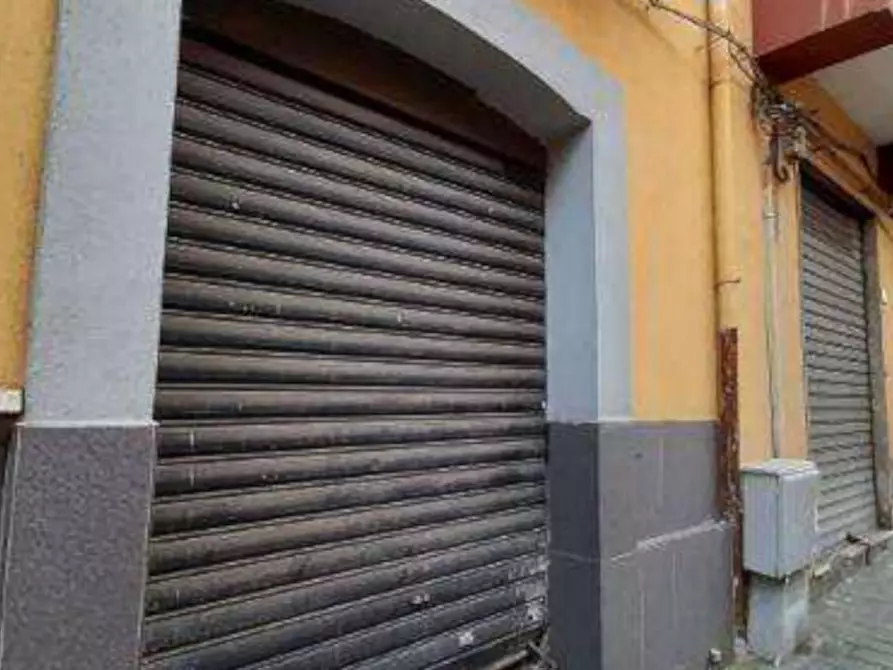 Immagine 9 di Negozio in vendita  in Via G. Pomponio Leto, N. 25/B a Salerno