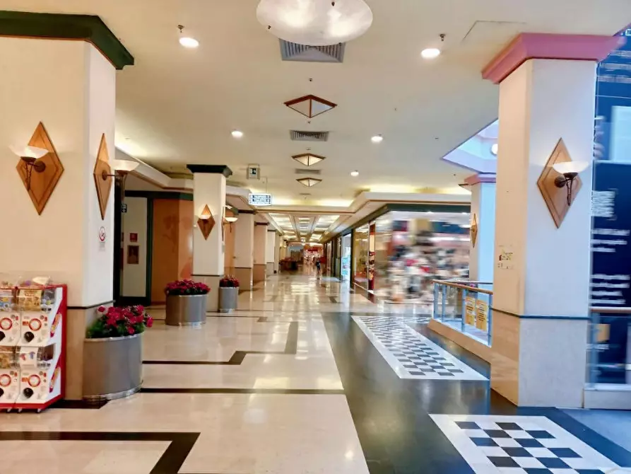 Immagine 8 di Negozio in vendita  in Via Italo Svevo, N. 14-16 a Trieste