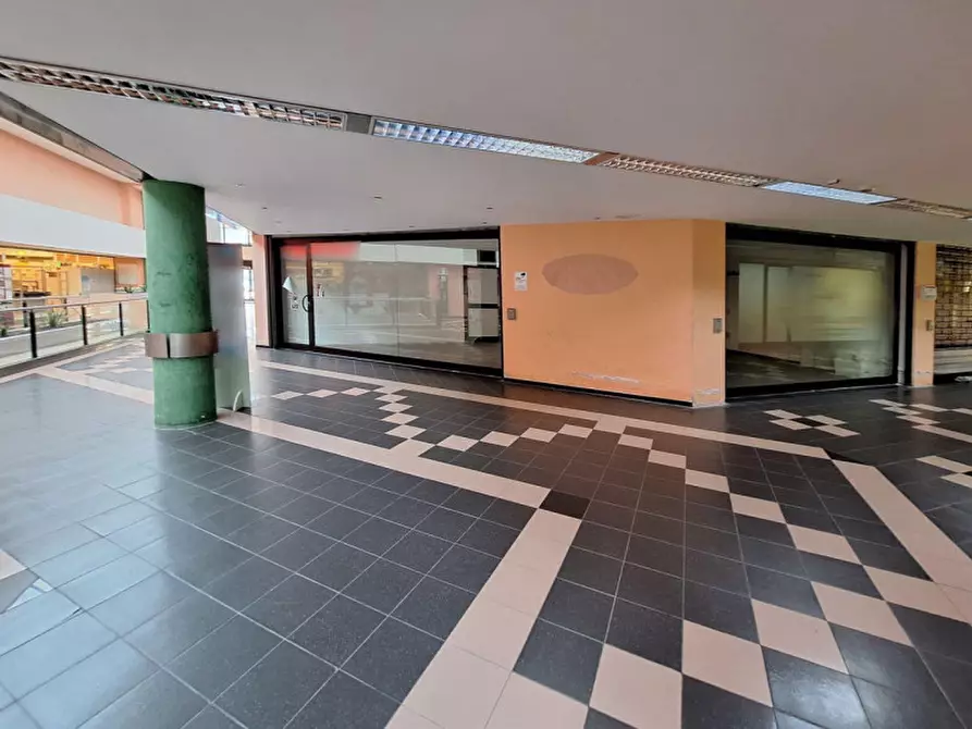 Immagine 1 di Negozio in vendita  in Via Brigate Partigiane, N. 2-4 a Pontedera