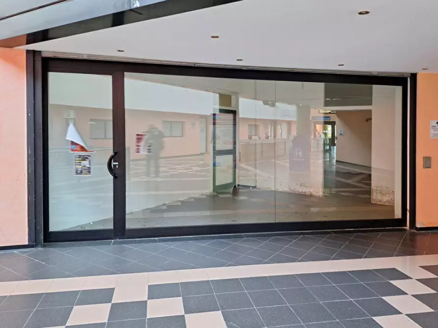 Immagine 2 di Negozio in vendita  in Via Brigate Partigiane, N. 2-4 a Pontedera