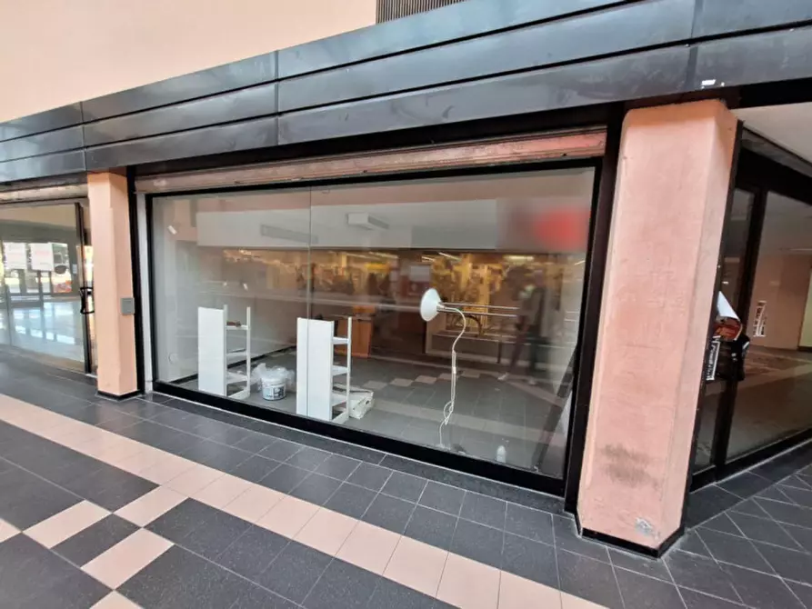 Immagine 3 di Negozio in vendita  in Via Brigate Partigiane, N. 2-4 a Pontedera