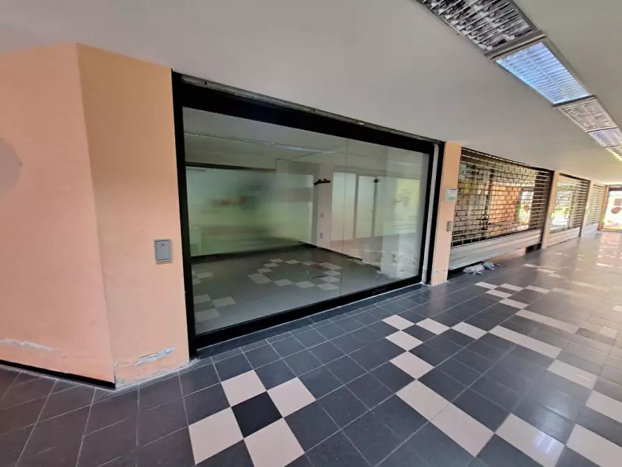 Immagine 4 di Negozio in vendita  in Via Brigate Partigiane, N. 2-4 a Pontedera