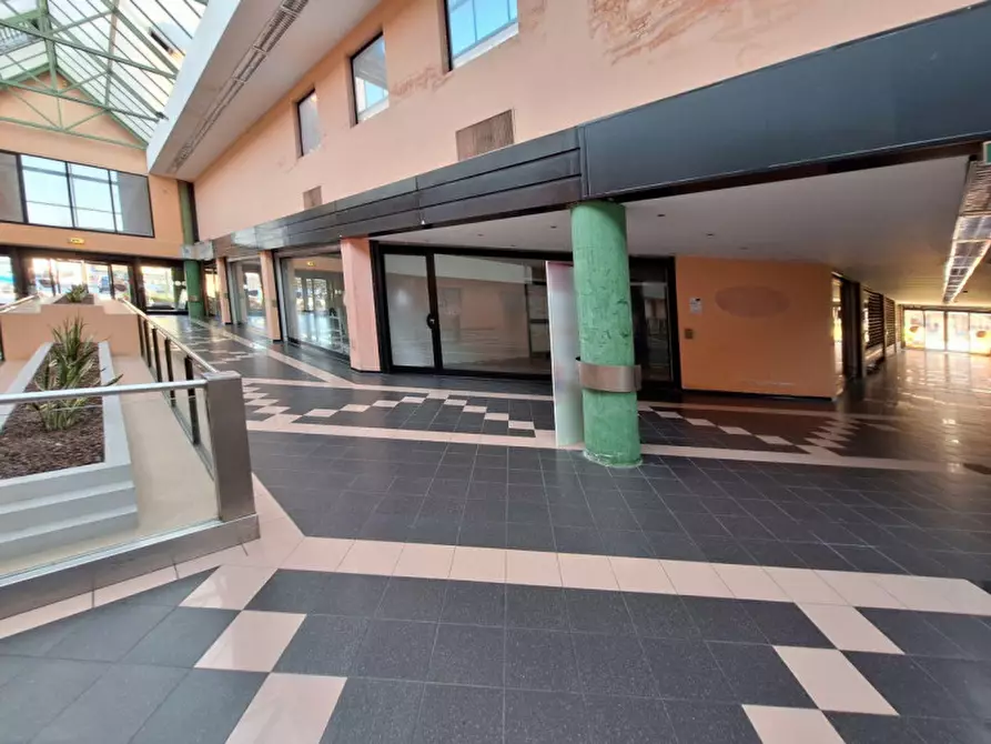 Immagine 5 di Negozio in vendita  in Via Brigate Partigiane, N. 2-4 a Pontedera