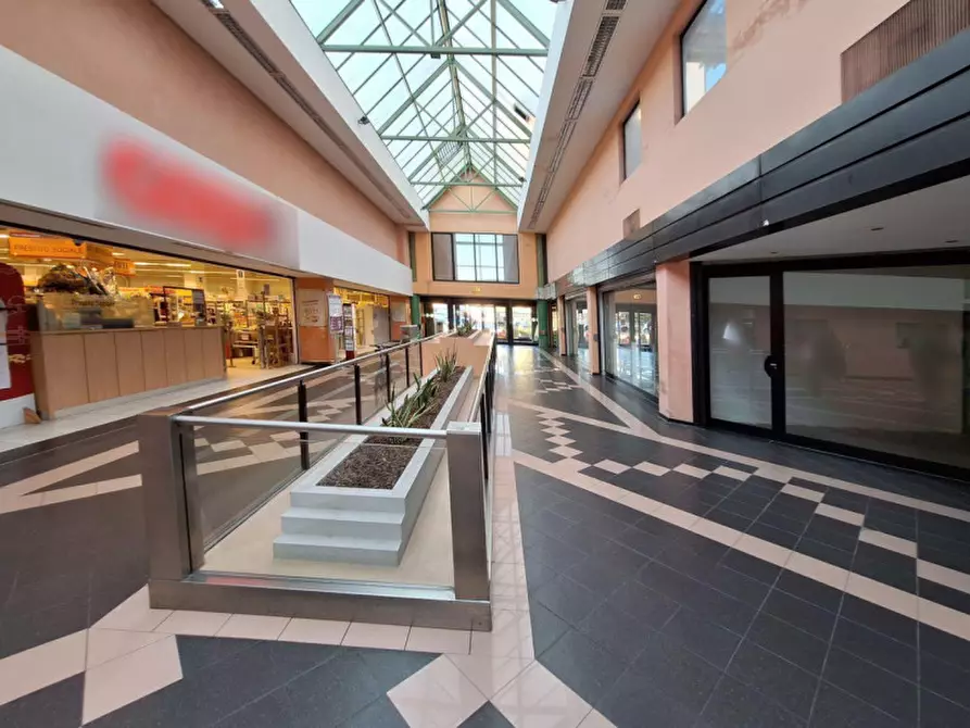 Immagine 6 di Negozio in vendita  in Via Brigate Partigiane, N. 2-4 a Pontedera