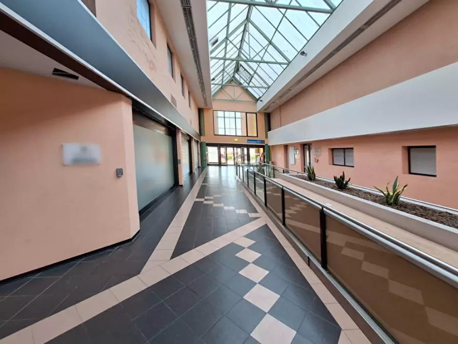 Immagine 7 di Negozio in vendita  in Via Brigate Partigiane, N. 2-4 a Pontedera