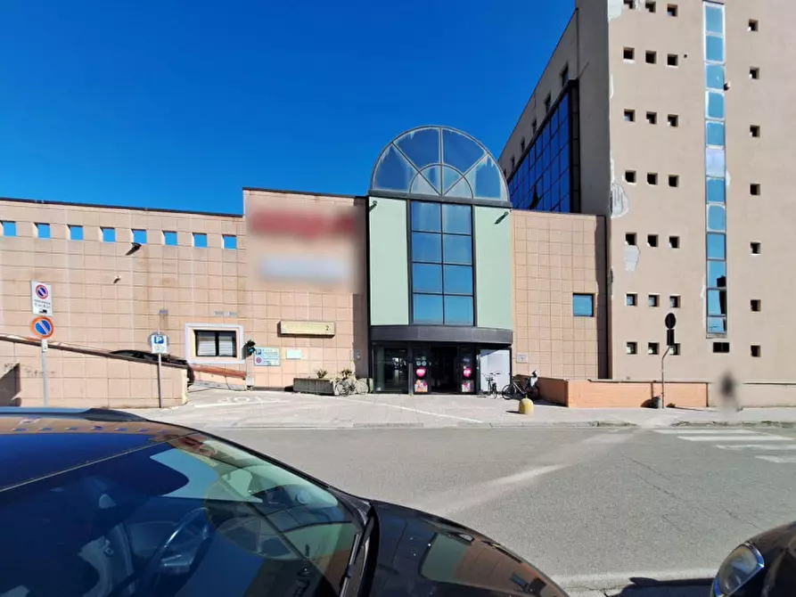 Immagine 9 di Negozio in vendita  in Via Brigate Partigiane, N. 2-4 a Pontedera