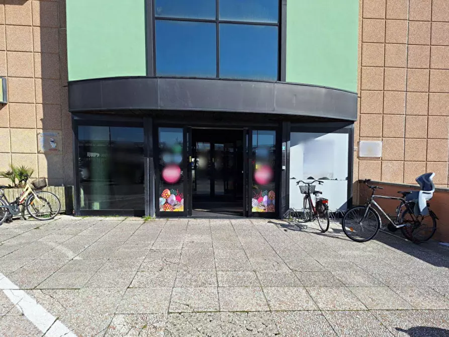 Immagine 10 di Negozio in vendita  in Via Brigate Partigiane, N. 2-4 a Pontedera