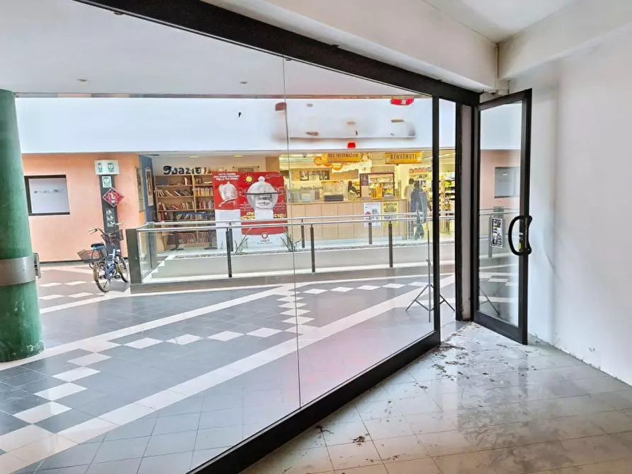 Immagine 11 di Negozio in vendita  in Via Brigate Partigiane, N. 2-4 a Pontedera