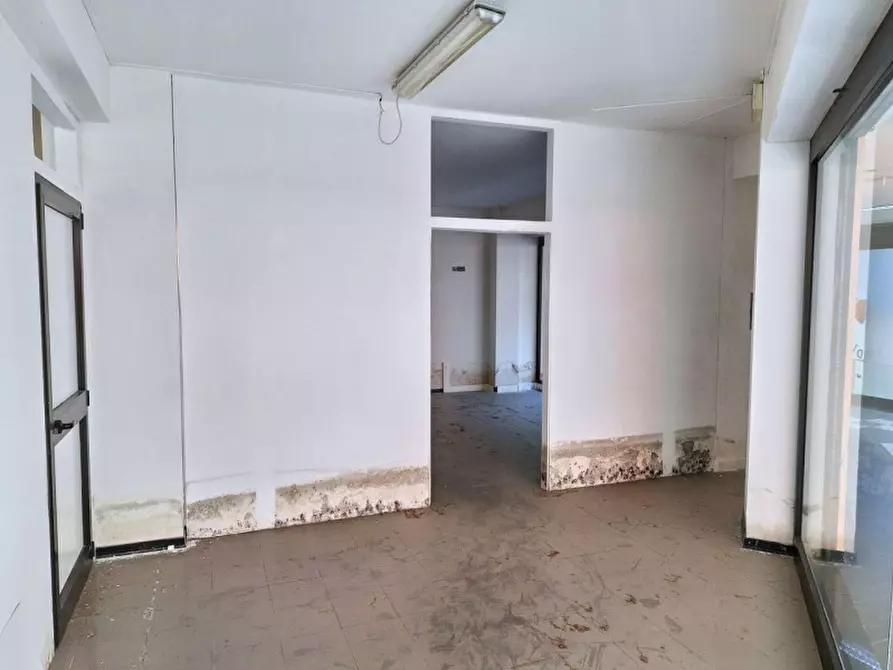 Immagine 12 di Negozio in vendita  in Via Brigate Partigiane, N. 2-4 a Pontedera