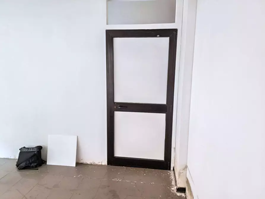 Immagine 13 di Negozio in vendita  in Via Brigate Partigiane, N. 2-4 a Pontedera