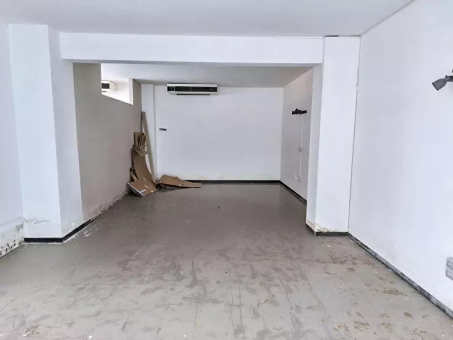 Immagine 14 di Negozio in vendita  in Via Brigate Partigiane, N. 2-4 a Pontedera