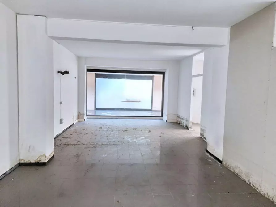 Immagine 15 di Negozio in vendita  in Via Brigate Partigiane, N. 2-4 a Pontedera