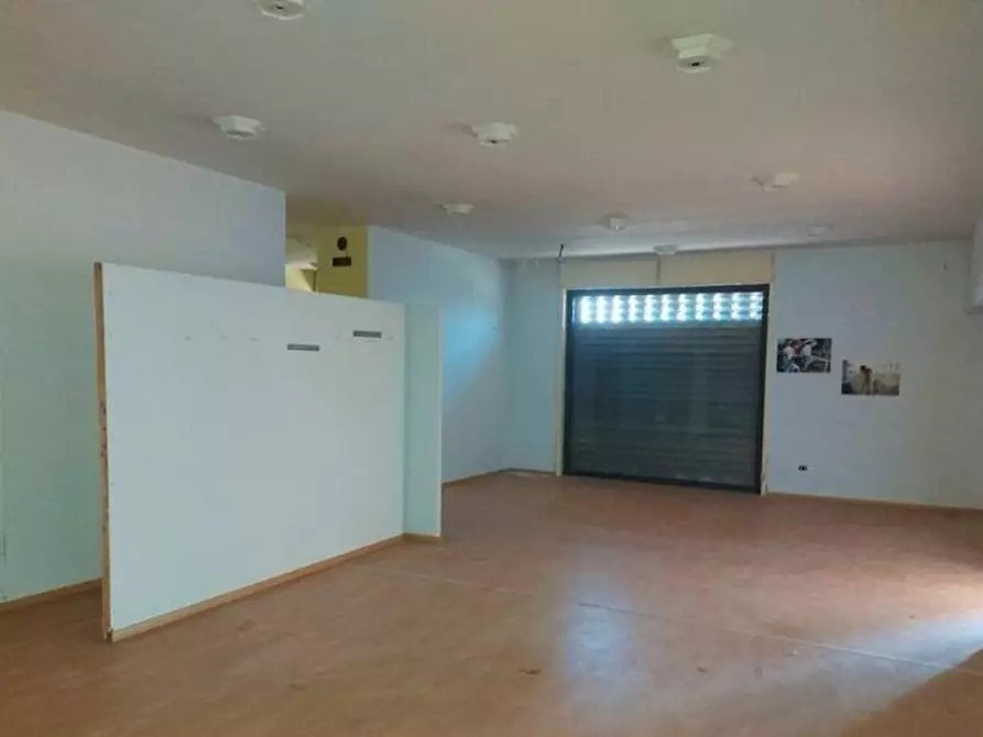 Immagine 3 di Negozio in vendita  in Contrada Savarino Niscima, N. 3 a Caltanissetta