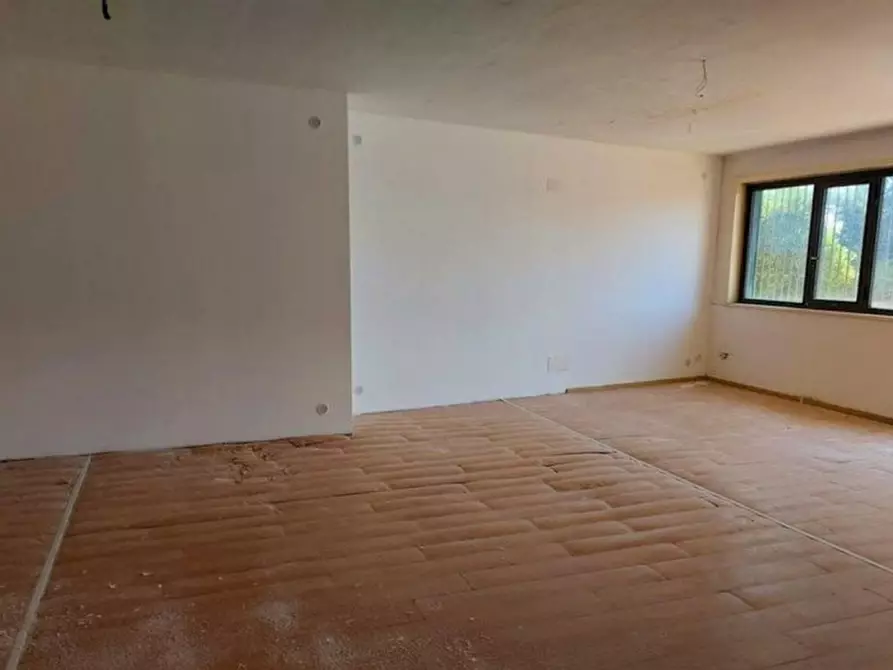 Immagine 9 di Negozio in vendita  in Contrada Savarino Niscima, N. 3 a Caltanissetta