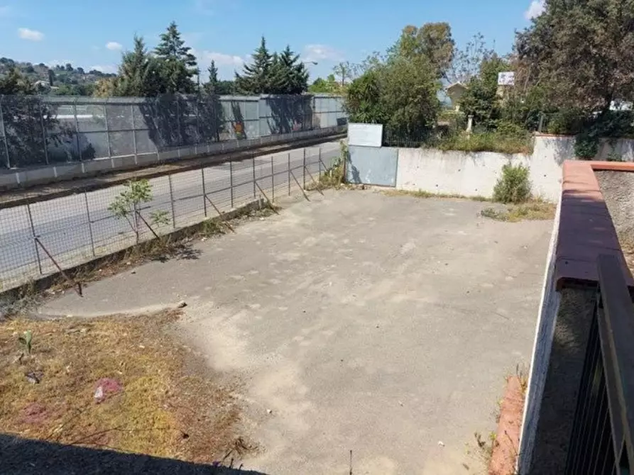 Immagine 20 di Negozio in vendita  in Contrada Savarino Niscima, N. 3 a Caltanissetta