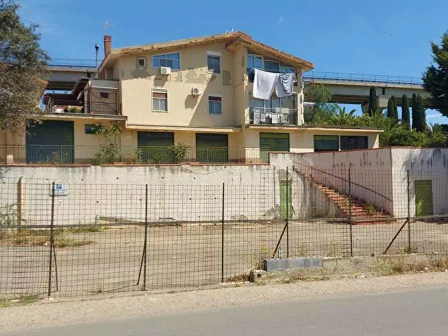 Immagine 21 di Negozio in vendita  in Contrada Savarino Niscima, N. 3 a Caltanissetta