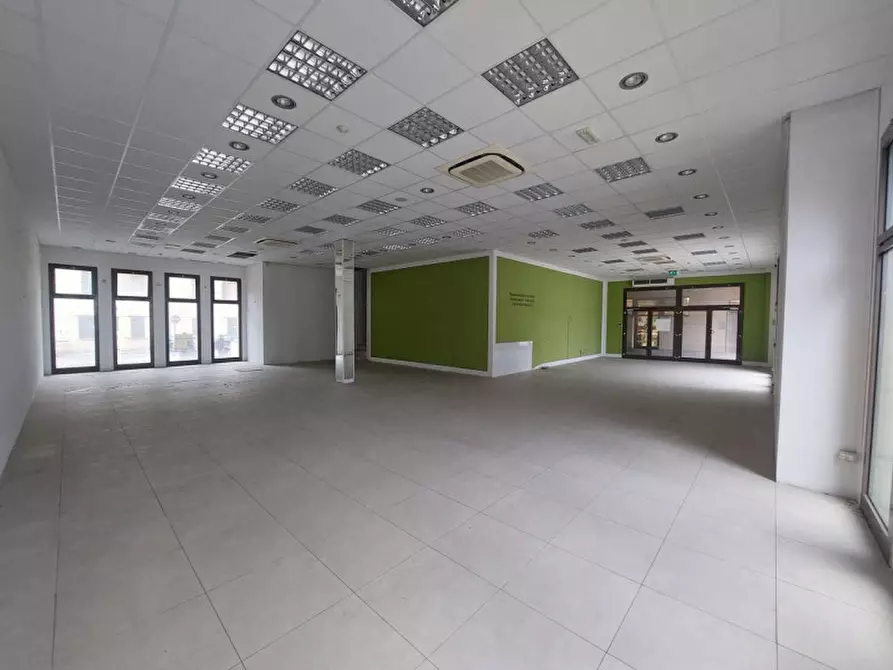Immagine 1 di Negozio in vendita  in Via G. Pascoli, N. 44 a Montevarchi